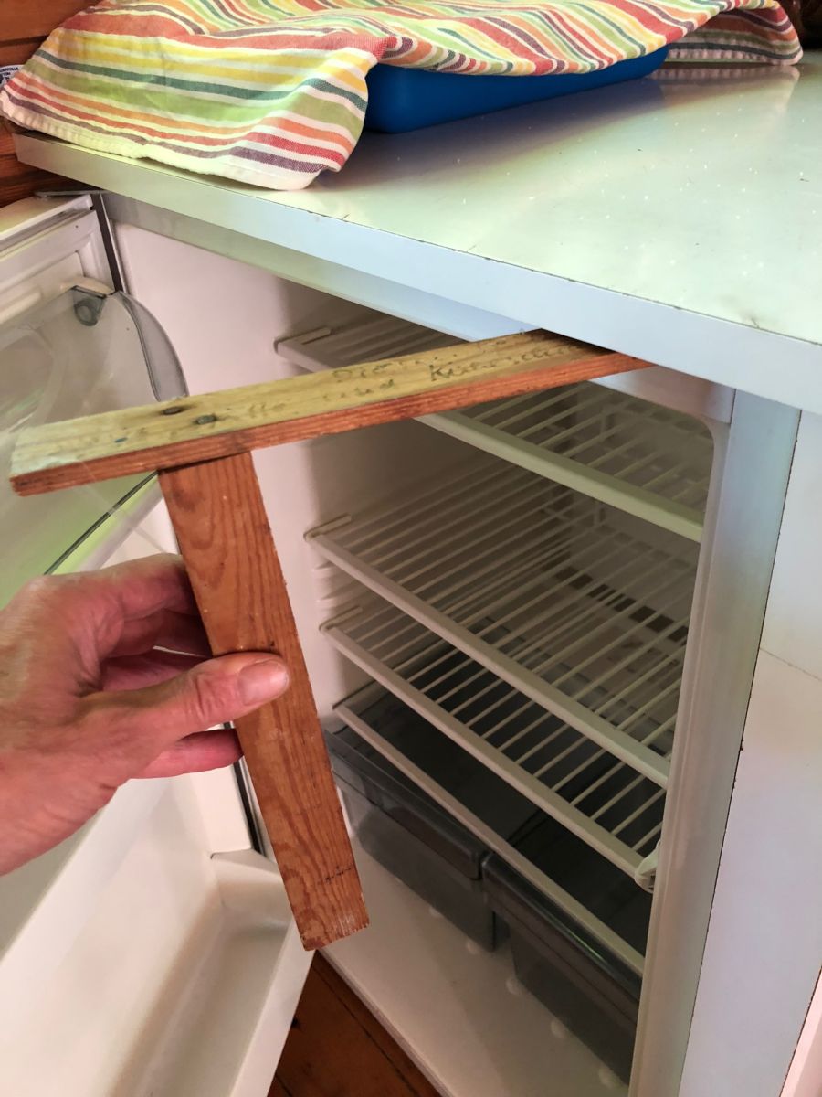 Türaufsperre des Kühlschrankes raus