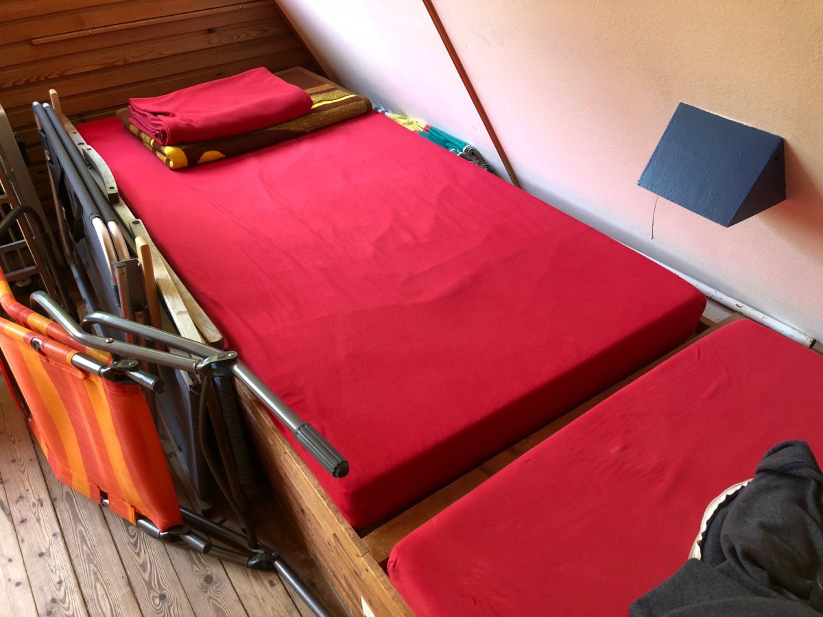 1. Unter diesem Bett...