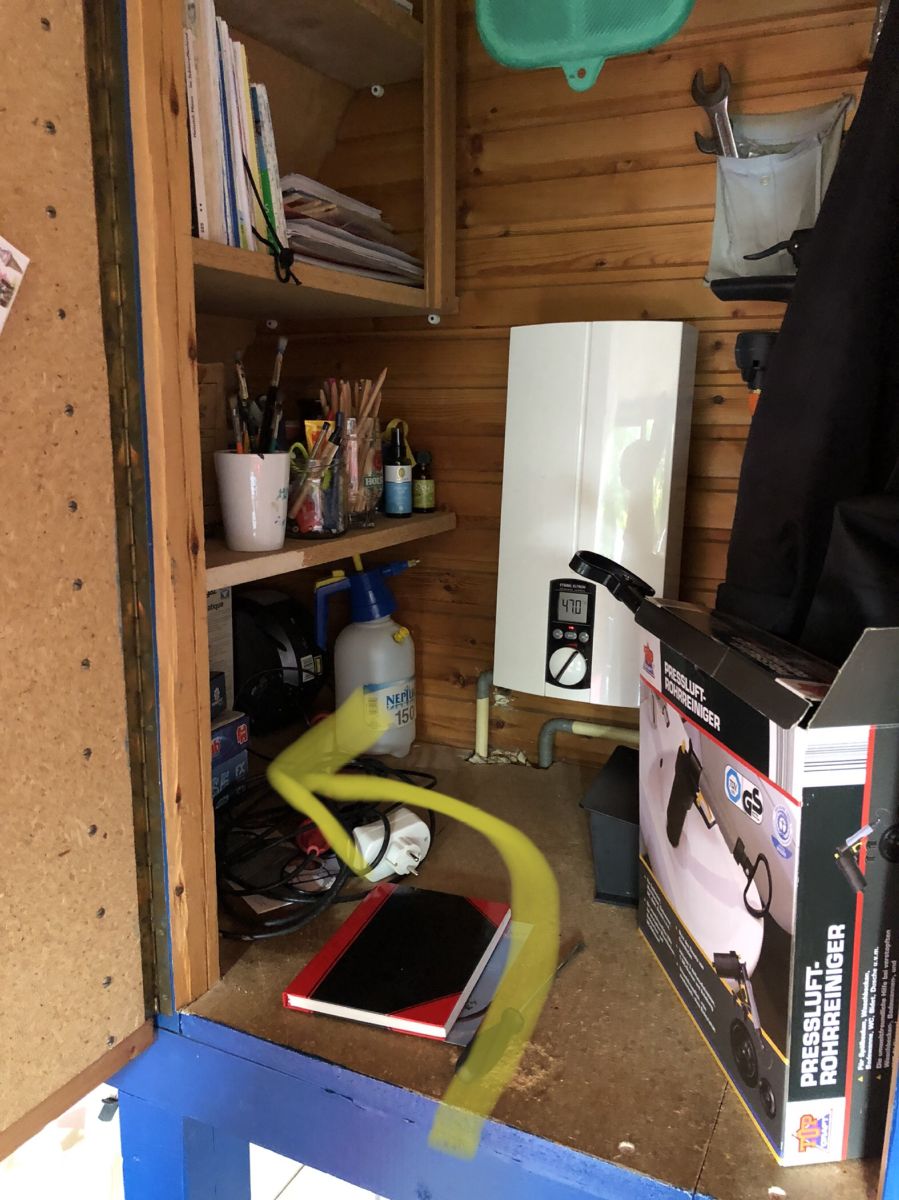 Hier links ist die Batterie mit Aufladestation