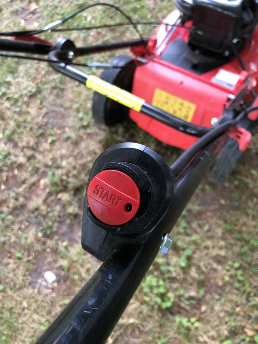 Starterknopf am Rasenmäher: